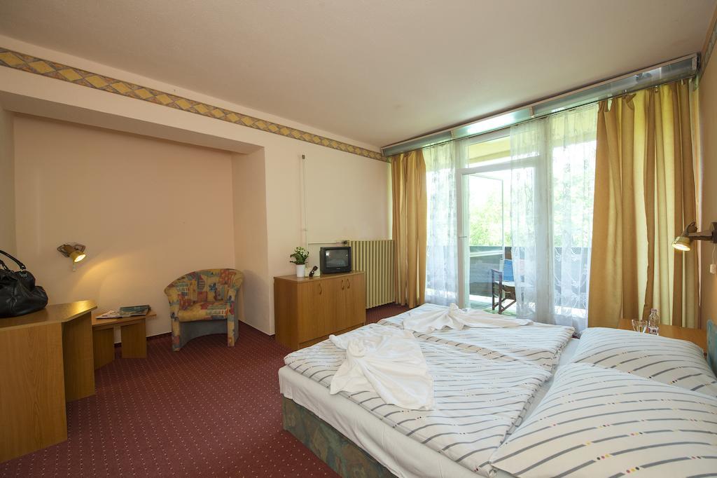 Familia Hotel Balatonboglár Room photo